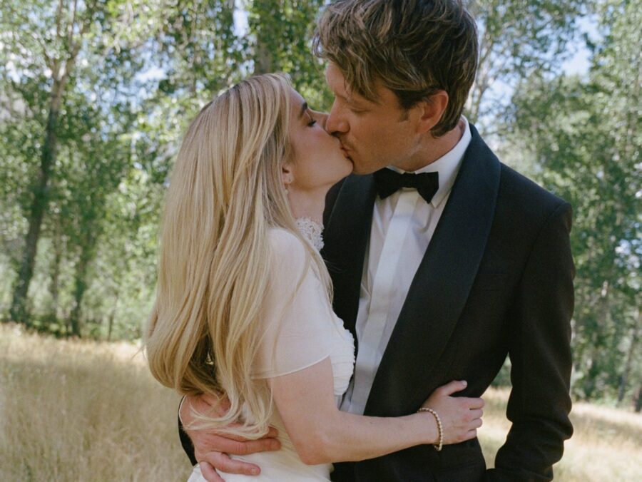 Το τρυφερό γαμήλιο στιγμιότυπο: Η Emma Roberts και ο Cody John στην πιο ευτυχισμένη τους στιγμή