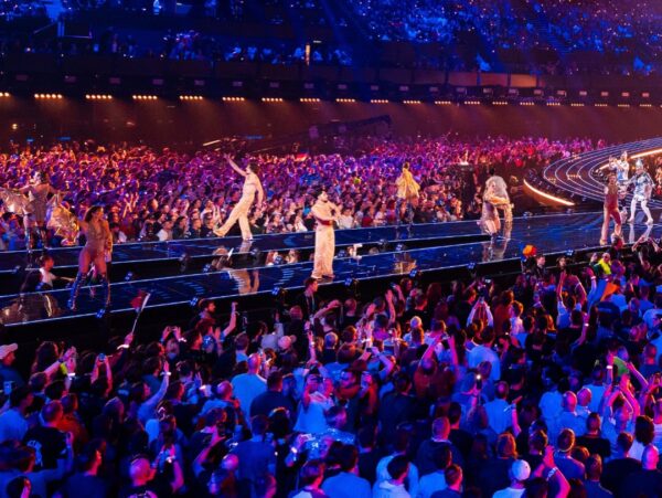 Η Eurovision μπαίνει σε νέα εποχή με εντυπωσιακή σκηνική παρουσία και χιλιάδες θεατές να απολαμβάνουν τη διοργάνωση.
