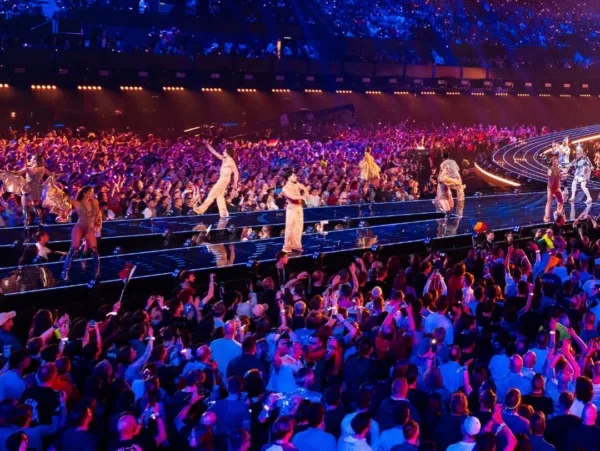 Η Eurovision μπαίνει σε νέα εποχή με εντυπωσιακή σκηνική παρουσία και χιλιάδες θεατές να απολαμβάνουν τη διοργάνωση.