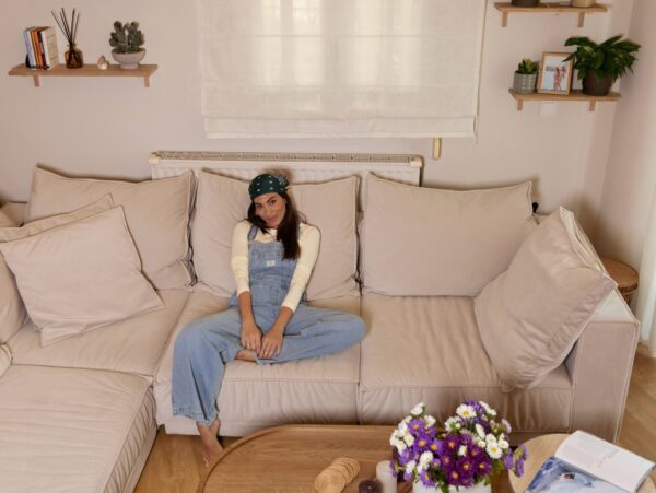 Το σαλόνι της Ευρυδίκης Βαλαβάνη έχει το cozy στιλ που θέλεις να υιοθετήσεις στο σπίτι σου