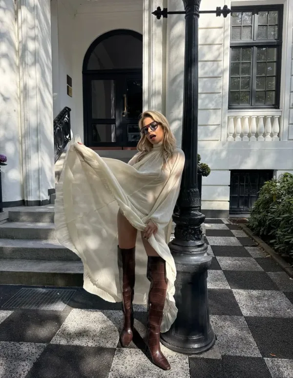https://www.instagram.com/carodaur/