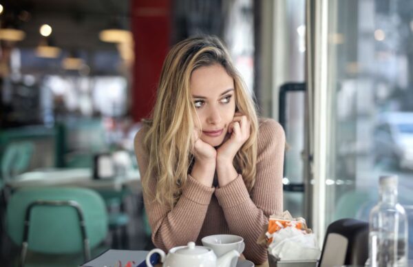 Overthinking alert! Τα 5 ζώδια που δεν αφήνουν τίποτα να πέσει κάτω