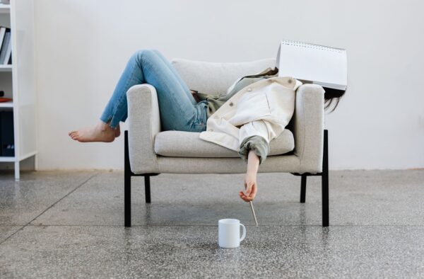 Coffee nap: Πώς ο καφές πριν από έναν σύντομο ύπνο αυξάνει την εγρήγορση