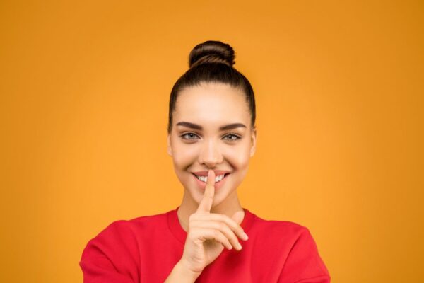 «Move in Silence»: Γιατί η επιστήμη λέει ότι πετυχαίνεις περισσότερα όταν κρατάς τα σχέδιά σου κρυφά