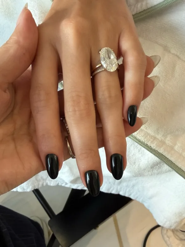 https://www.instagram.com/nailsbyzola/