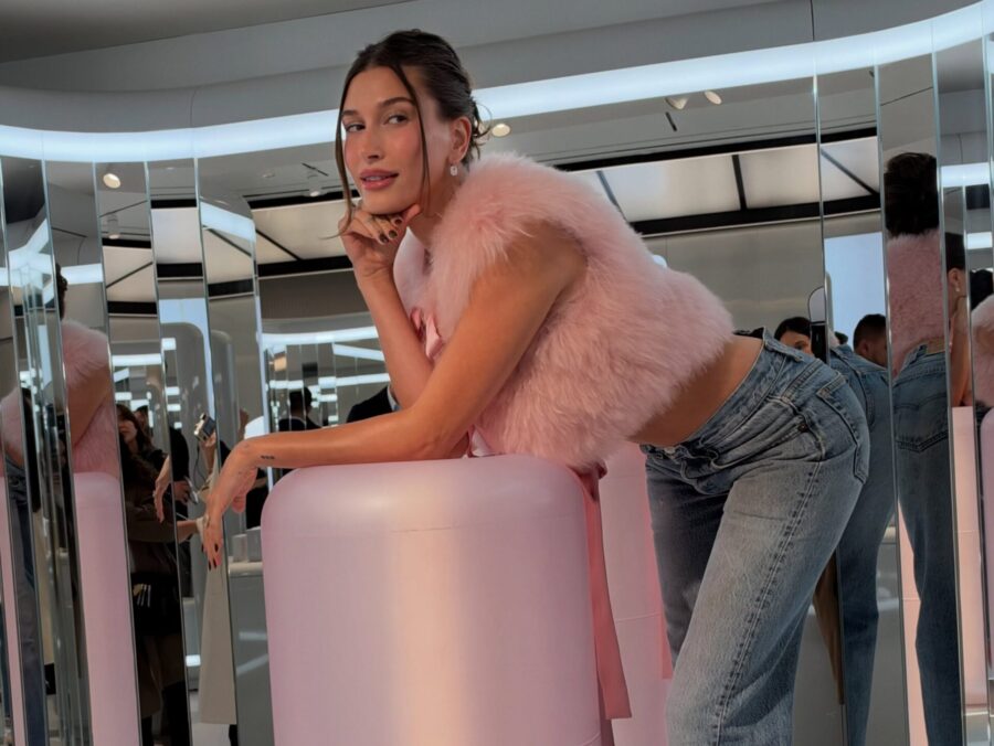 Η Hailey Bieber άκουσε το «LUX» της Rosalía και η αντίδρασή της ήταν… iconic