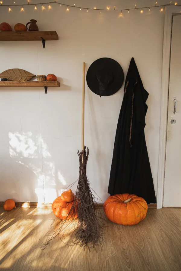Δημιουργήστε το πιο spooky spot για το Halloween με αυτή την ιδέα διακόσμησης με κολοκύθες, σκούπα και καπέλο μάγισσας.