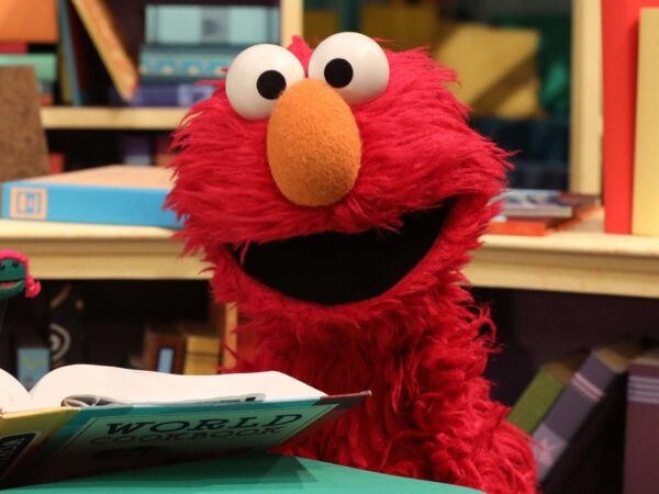 Ο Elmo μεταμορφώνεται σε Miranda Priestly για το Halloween και το αποτέλεσμα είναι απολαυστικό!