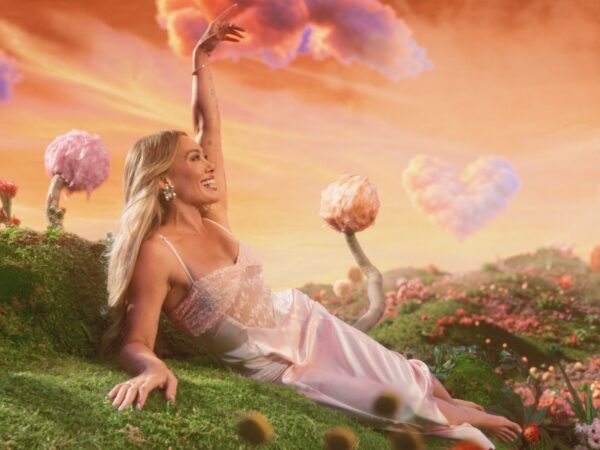Η Hilary Duff κάνει δυναμικό comeback με το νέο της τραγούδι «CATastrophe»