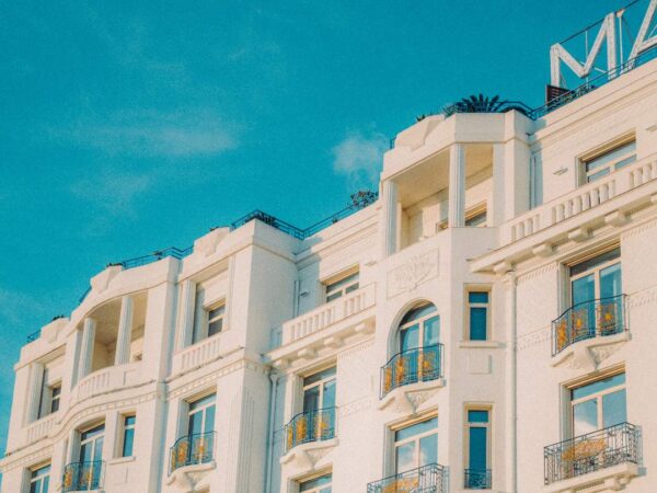 The White Lotus: Το θρυλικό Hôtel Martinez γίνεται το απόλυτο σκηνικό της 4ης σεζόν