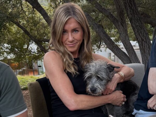 Μια ματιά στο cozy σαλόνι της Jennifer Aniston – Οι λεπτομέρειες που ξεχωρίσαμε