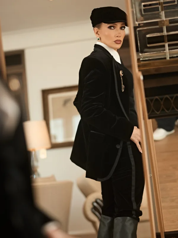 Η Jennifer Lopez ποζάρει με κομψό μαύρο κοστούμι και καπέλο, αποδεικνύοντας το αδιαμφισβήτητο στυλ της.