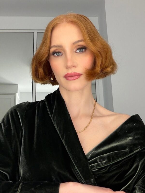 Η Jessica Chastain με κοντό καρέ και βελούδινο φόρεμα, αποτυπώνει την αισθητική του «Heartland».