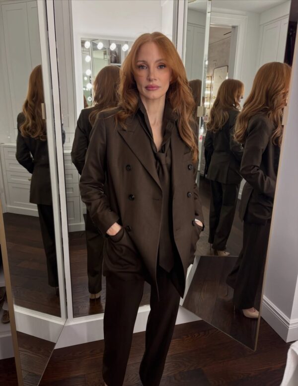 Η Jessica Chastain ποζάρει με κοστούμι σε χώρο με καθρέφτες, προετοιμάζεται για τον ρόλο της στο «Heartland».
