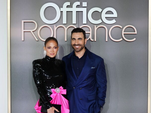 «Είναι τελικά μαζί;»: Η Jennifer Lopez και ο Brett Goldstein φουντώνουν τις φήμες