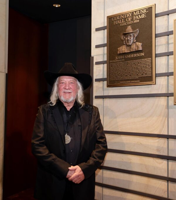 https://www.instagram.com/johnanderson/