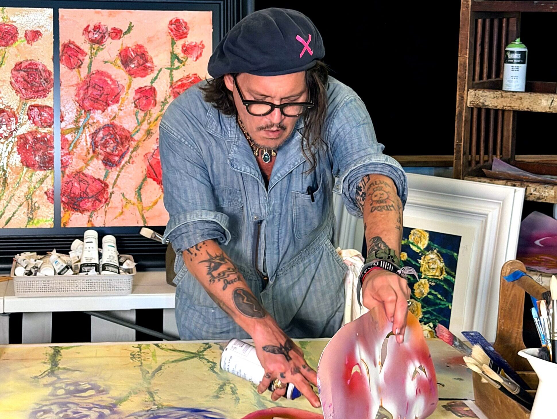 Ο Johnny Depp αφήνει για λίγο το Hollywood και αποκαλύπτει τα έργα του σε έκθεση ζωγραφικής