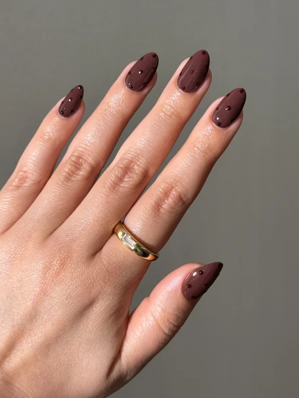 https://www.instagram.com/avrnailswatches/