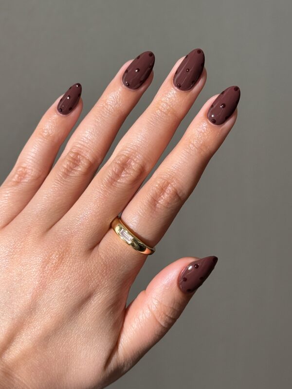https://www.instagram.com/avrnailswatches/