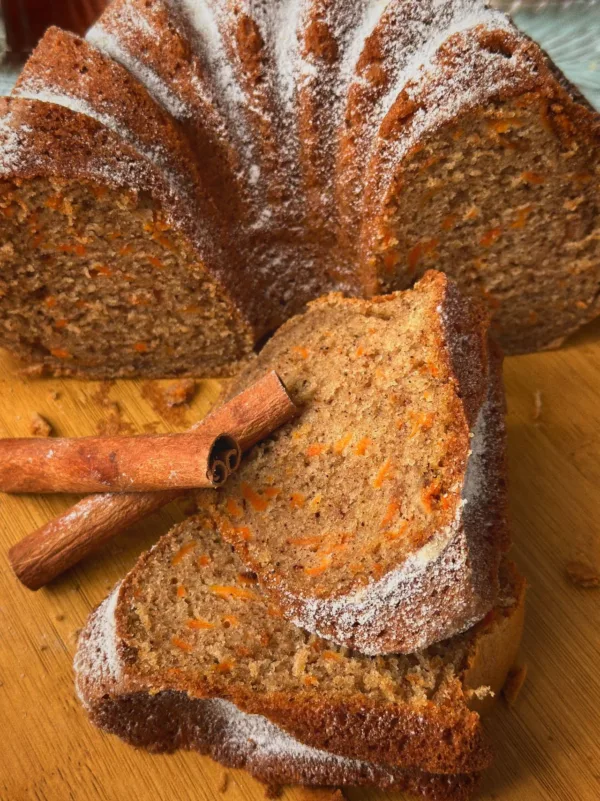 Ένα λαχταριστό carrot cake πασπαλισμένο με ζάχαρη άχνη και κανέλα, ιδανικό για το φθινόπωρο.
