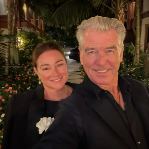 Ο Pierce Brosnan με τη σύζυγό του σε νυχτερινή έξοδο, με τη νέα εμφάνιση της Keely Shaye Smith να κλέβει τις εντυπώσεις.