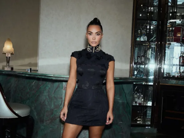 Η Kim Kardashian ποζάρει μέσα στην εντυπωσιακή έπαυλη που αγόρασε, με πολυτελή διακόσμηση και μπαρ.