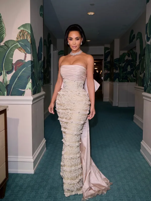 https://www.instagram.com/kimkardashian/