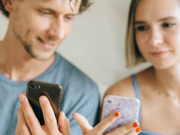Σχεδόν 1 στους 2 νέους της Gen Z εμφανίζει συμπτώματα εθισμού στο TikTok