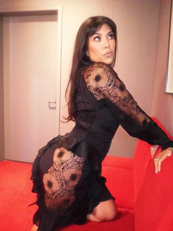 Η Kim Kardashian ποζάρει με ένα μαύρο φόρεμα με δαντέλα, ενώ η ατάκα που έφερε τα «πάνω κάτω» παραμένει άγνωστη.