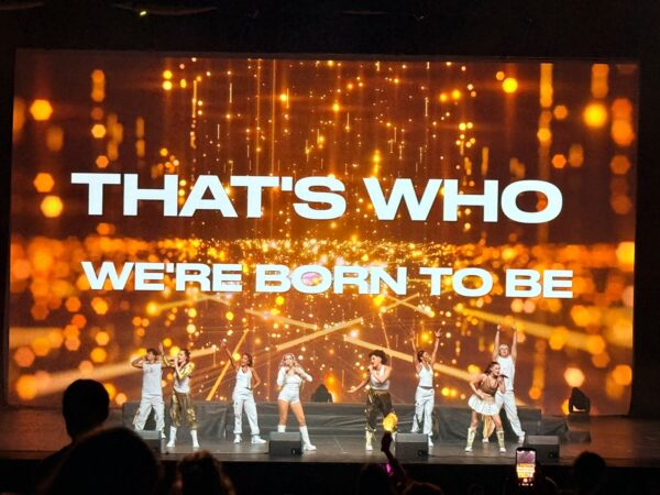 K-POP Superstars: H K-POP ήρθε στο Christmas Theater και ξεσήκωσε το κοινό