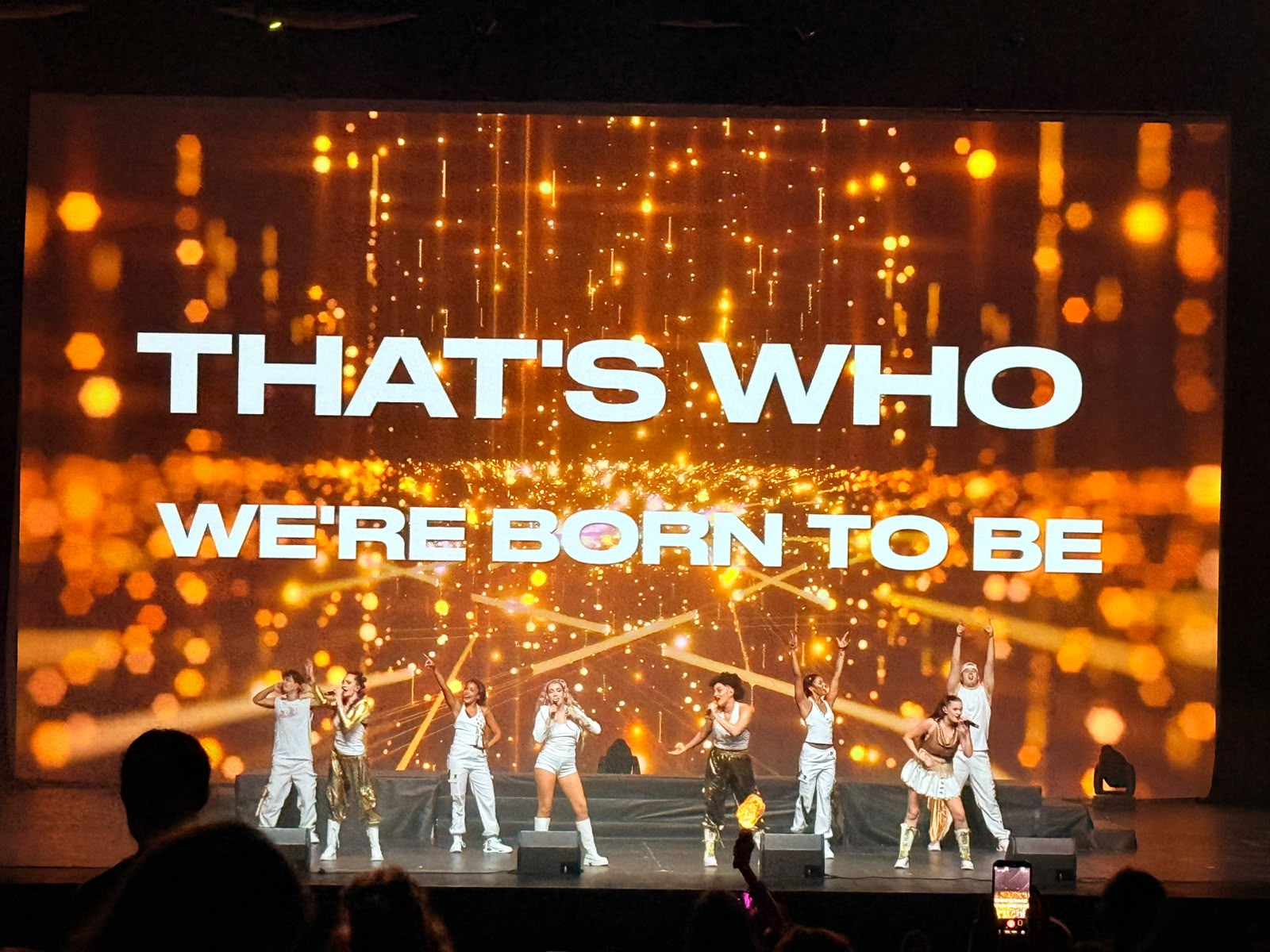 K-POP Superstars: H K-POP ήρθε στο Christmas Theater και ξεσήκωσε το κοινό
