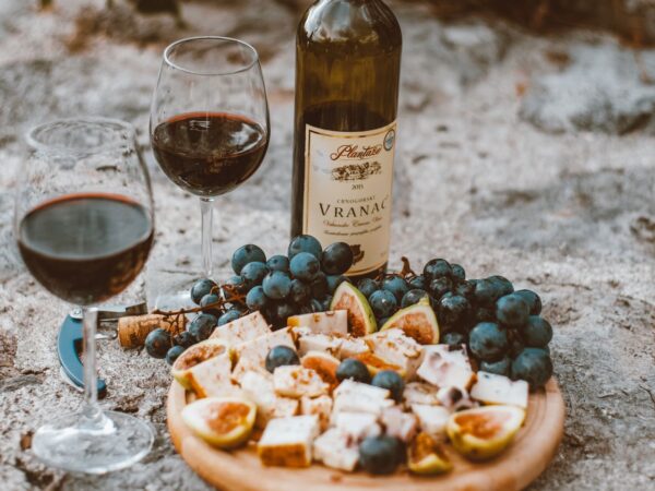 Γιατί όλοι μιλούν για το «girl dinner» – Το viral trend που αποθεώθηκε στα social media