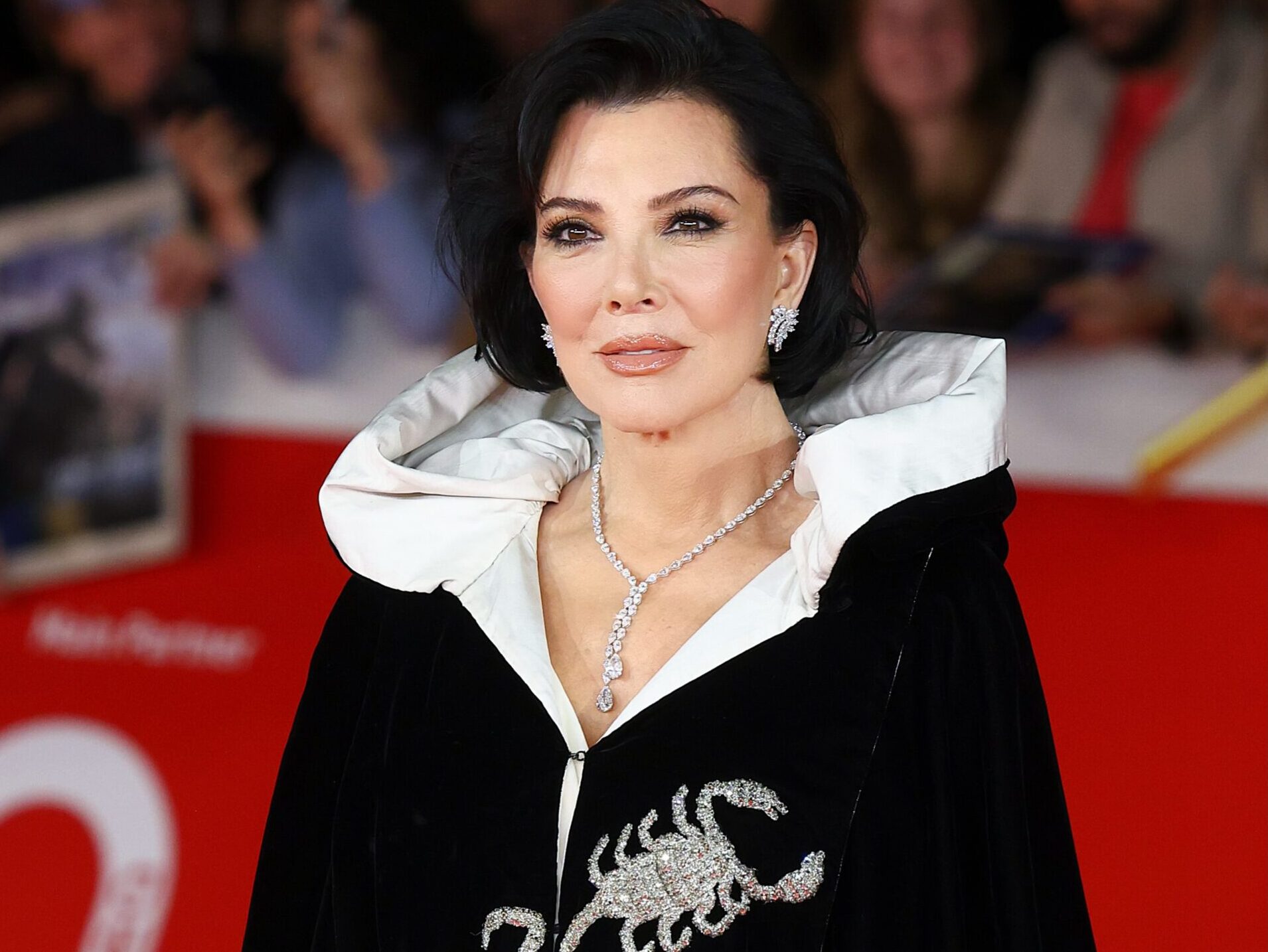 Η κάπα της Elizabeth Taylor επέστρεψε στο κόκκινο χαλί με την Kris Jenner