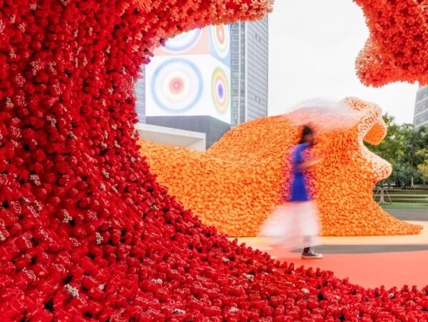 380.000 λουλούδια LEGO μεταμορφώνουν μια παλιά δεξαμενή πετρελαίου στη Σαγκάη