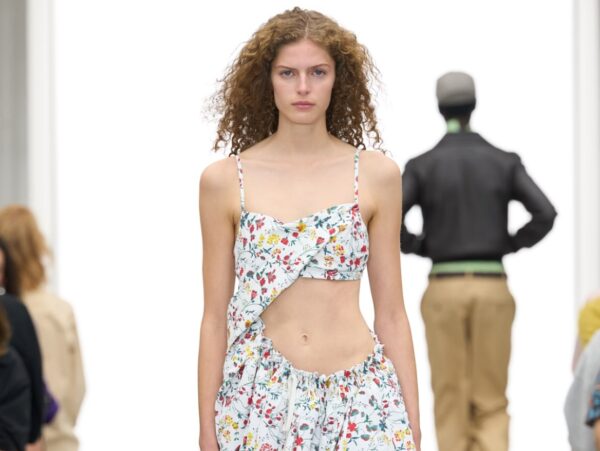 Ο οίκος Loewe επαναπροσδιορίζει το «American cool» μέσα από τη νέα SS27 συλλογή