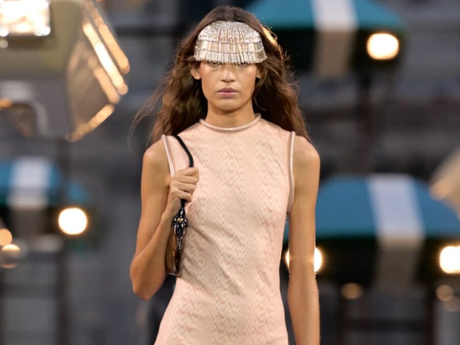 Louis Vuitton Spring 2027: Αέρινα υφάσματα, ρευστές γραμμές και futuristic διάθεση