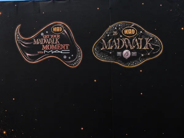 Το GET YOUR MADWALK MOMENT WITH M·A·C party και το MadWalk 26 με Three Cents παρουσιάζονται σε φόντο με αστερισμούς.