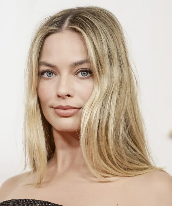 Η Margot Robbie σε πορτρέτο, με την ερώτηση αν είναι τέλος εποχής για την Harley Quinn να παραμένει ανοιχτή.