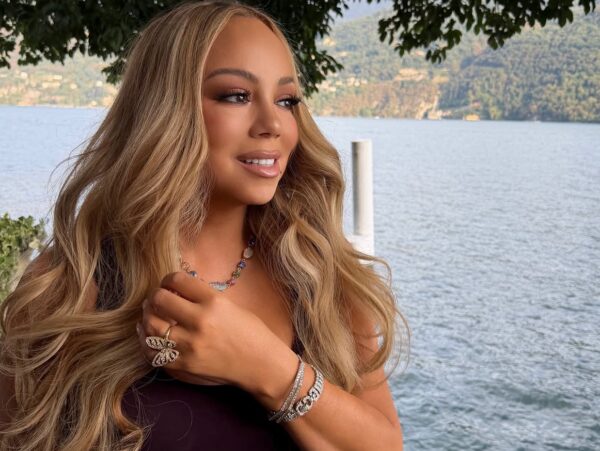 Mariah Carey: Εντυπωσιακή εμφάνιση με κοσμήματα εκατομμυρίων για τα 25 χρόνια από το «Glitter»