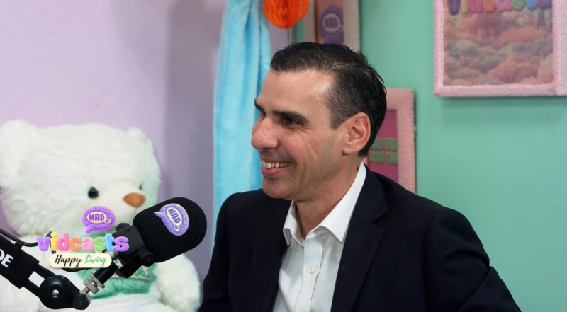 «Στο σπίτι είμαι απλώς ο μπαμπάς»: Ο Μάριος Θεμιστοκλέους αποκαλύπτει στο «Happy Living» την πλευρά που δεν βλέπουμε