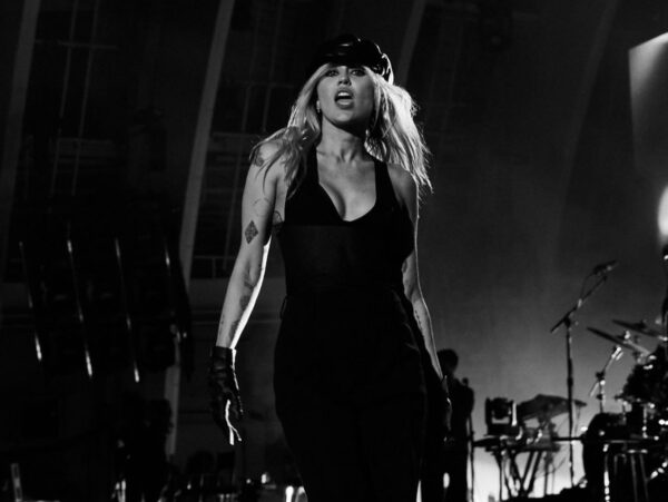«Τίποτα δεν μπορεί να μάς χωρίσει»: Η Miley Cyrus «λύγισε» on stage για τη Dolly Parton
