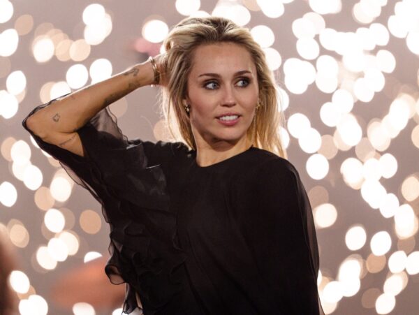 Το «Orbit» της Miley Cyrus αποκτά music video και μια ερμηνεία που καθηλώνει