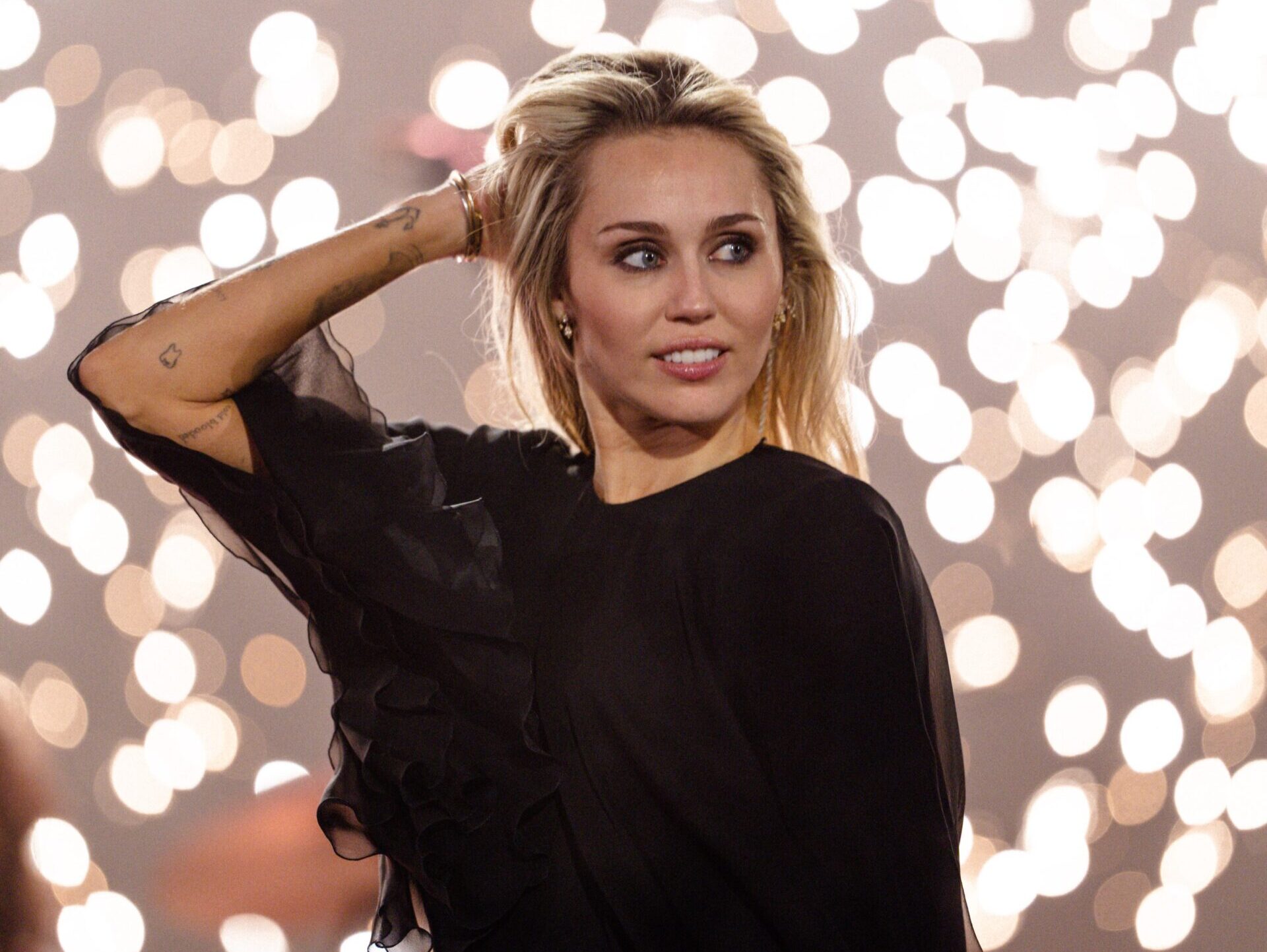 Miley Cyrus: Γιατί το νέο της music video για το «Orbit» ξεχωρίζει