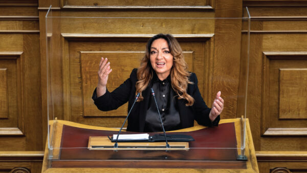 «Αλλά αυτοί είστε!»: Η Σοφία Μουτίδου ξεσκεπάζει την ελληνική πραγματικότητα στο Μικρό Παλλάς