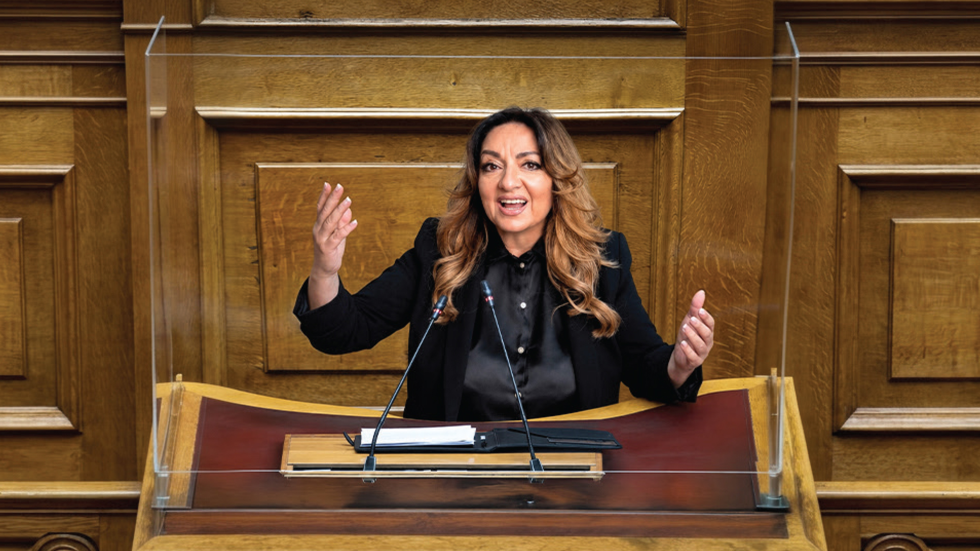 «Αλλά αυτοί είστε!»: Η Σοφία Μουτίδου ξεσκεπάζει την ελληνική πραγματικότητα στο Μικρό Παλλάς