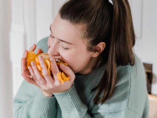 Πώς το mukbang έγινε η πιο εθιστική συνήθεια; Η αλήθεια για τα βίντεο που σαρώνουν στο TikTok