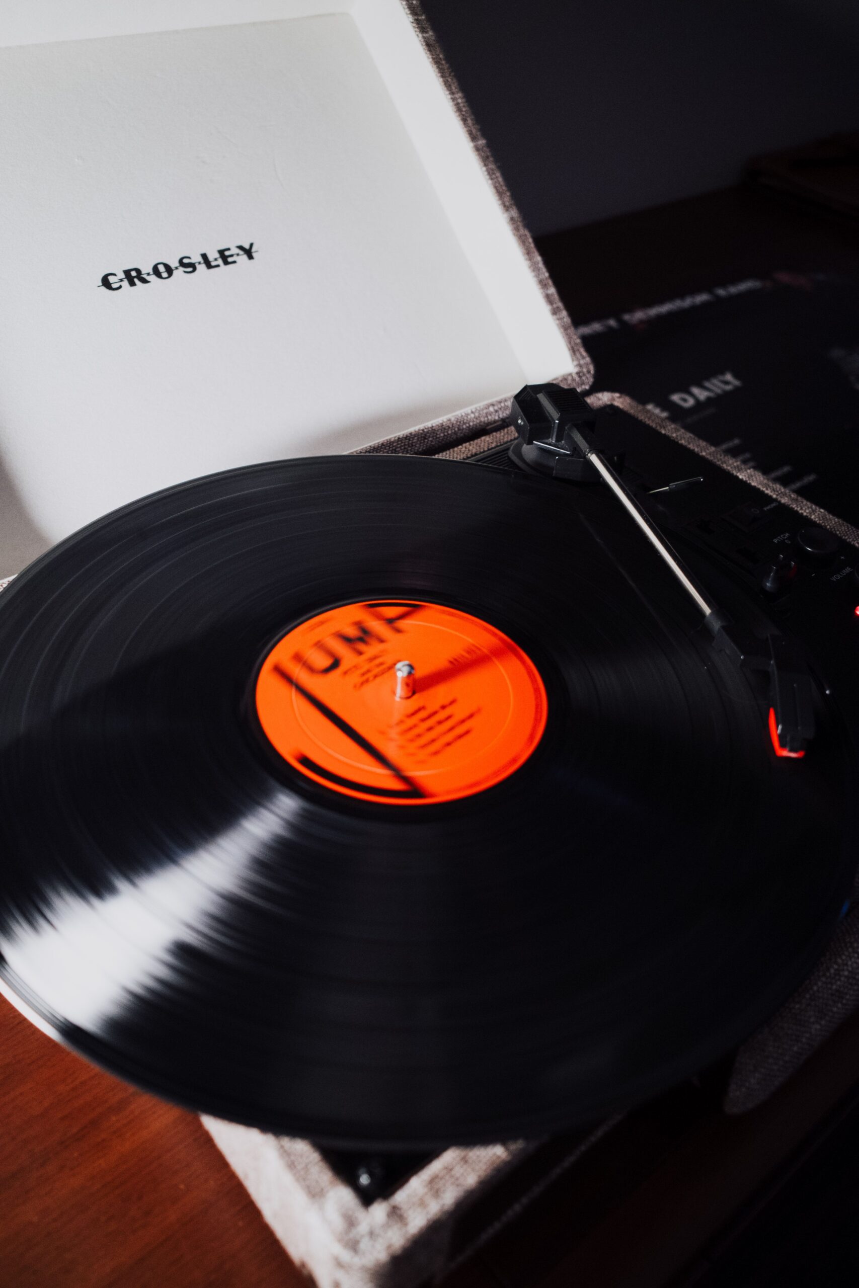 Universal Music Group: Γιατί ο CEO της κηρύσσει «πόλεμο» στην ανεξέλεγκτη μουσική AI
