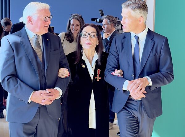 Η Νάνα Μούσχουρη τιμήθηκε από τον Φρανκ-Βάλτερ Σταϊνμάιερ με το Σταυρό της Αξίας της Γερμανίας