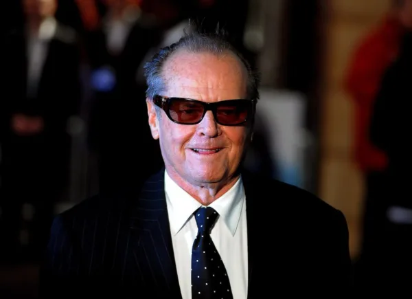 Ο Jack Nicholson με γυαλιά ηλίου και κοστούμι, σε μια εμφάνιση που θυμίζει την ταινία «Η Λάμψη».