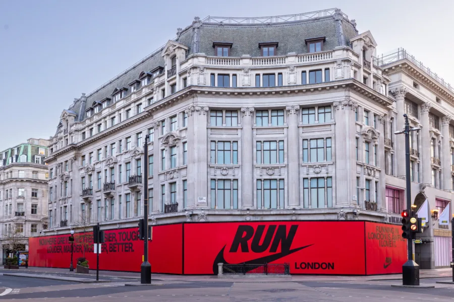 Εντυπωσιακή διαφήμιση της Nike με το σλόγκαν "RUN LONDON" σε κτίριο στο Λονδίνο.